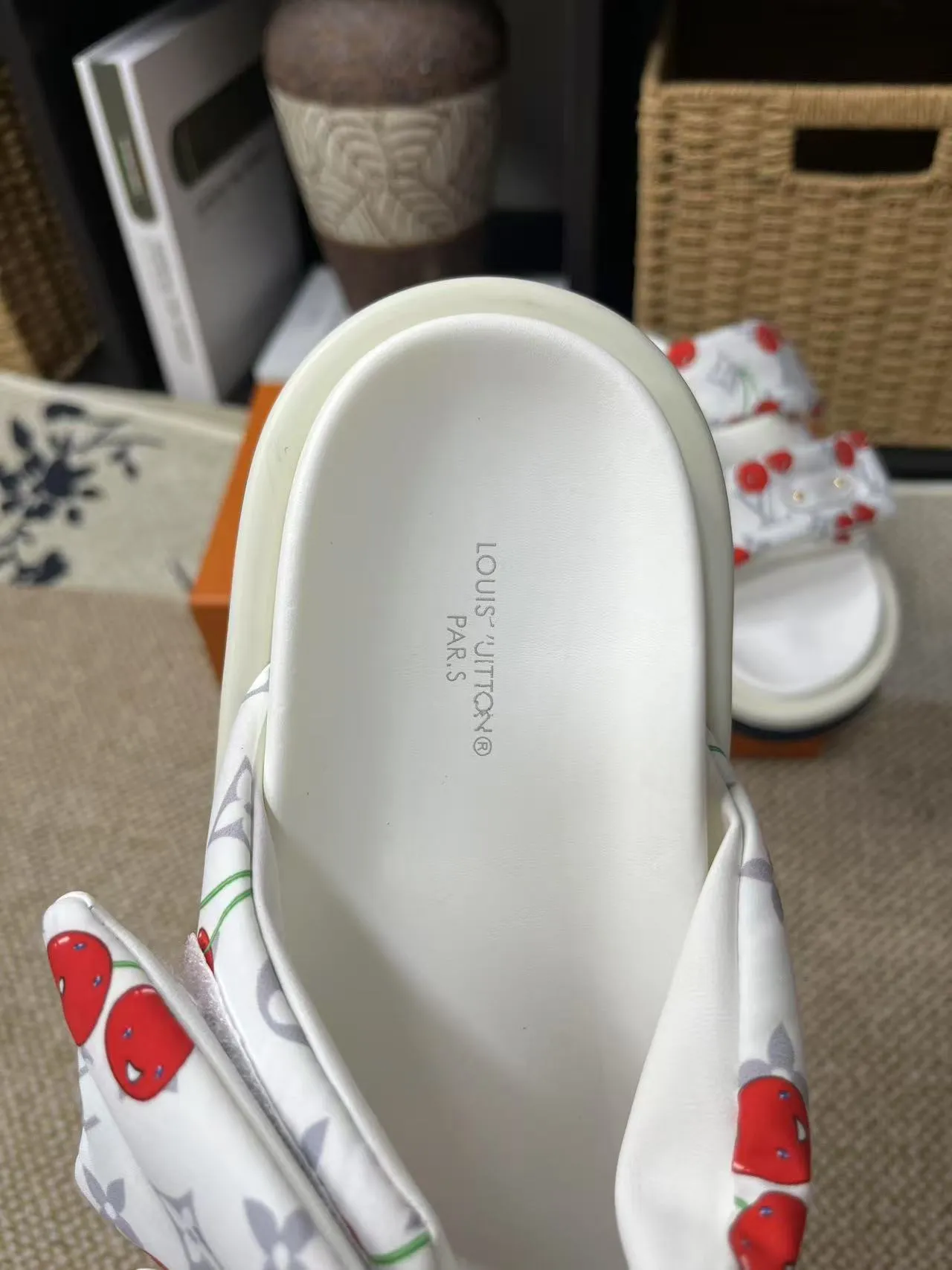P340 yuan LV Louis Vuitton Full of high-end feel! A popular model among bloggers at home and abroad, it’s retro and fashionable, and looks stunning on your feet! Mainly recommended model on the official website★ ━━━━━ ЅᏇєєt ━━━━━ ▪️Upper: original calfskin ➕5D printing process ▪️Inner: imported mixed sheepskin ▪️Outsole: original molded foam outsole ▪️Size: Female 35-40 Men's 39-44 (women's 41 men's 45)